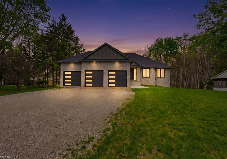 3-kings-lane-scotland-ontario-40832052