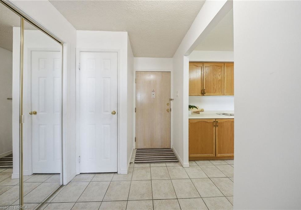 9-bonheur-court-brantford-ontario-40832827