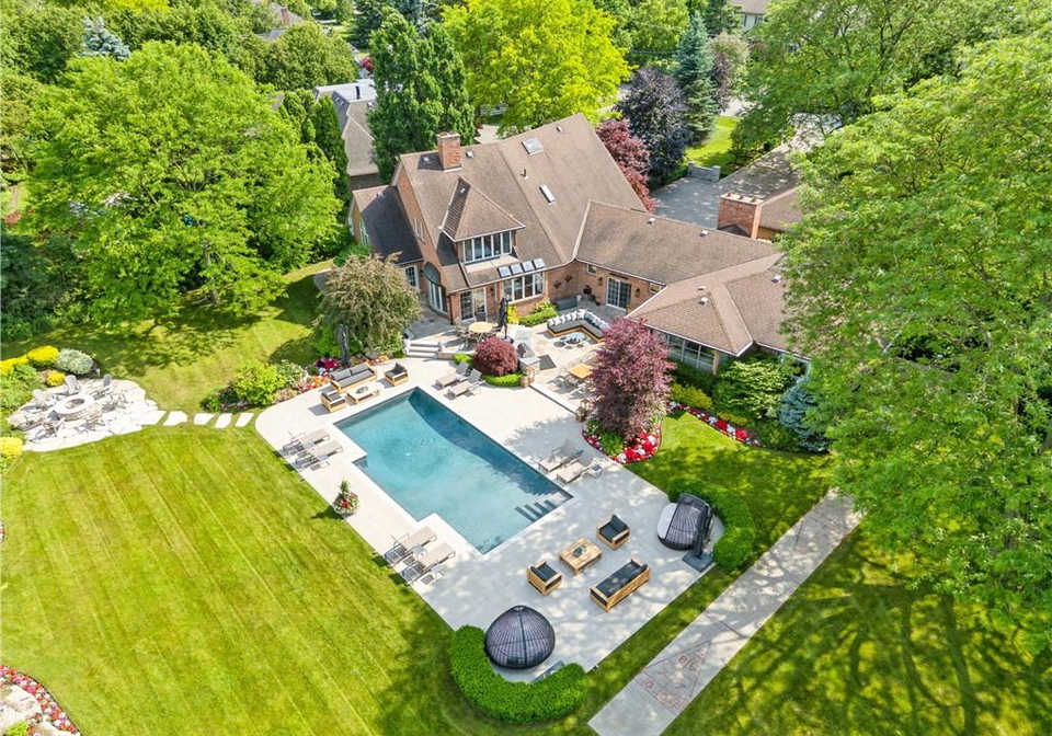 19-lorraine-gardens-toronto-ontario-40837413