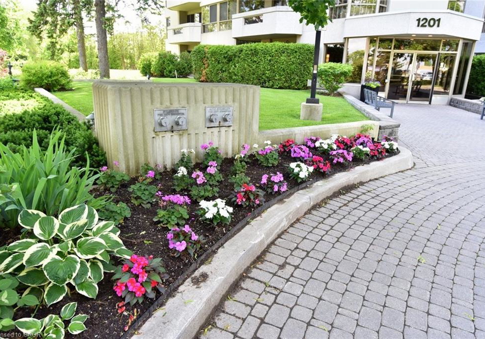 1201-north-shore-boulevard-e-burlington-ontario-40839416