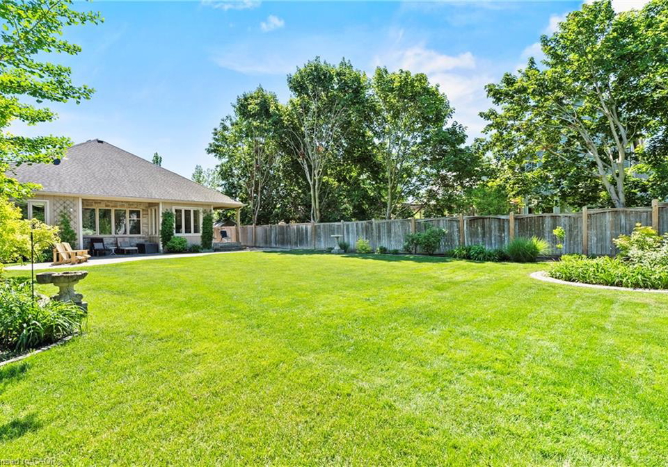 8-campbell-street-niagara-on-the-lake-ontario-40839585
