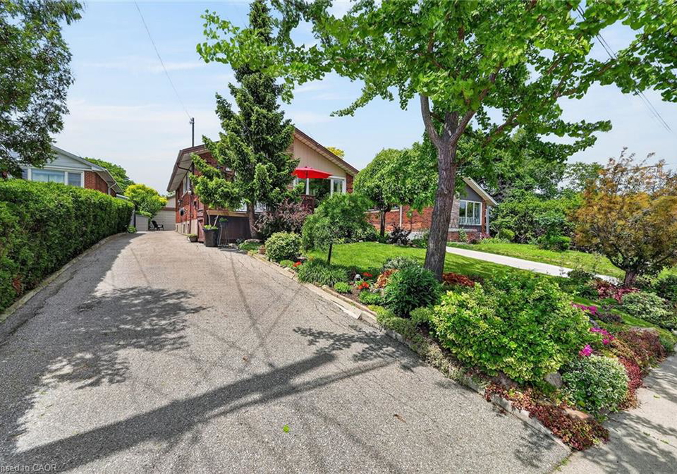 10-helga-court-hamilton-ontario-40839851