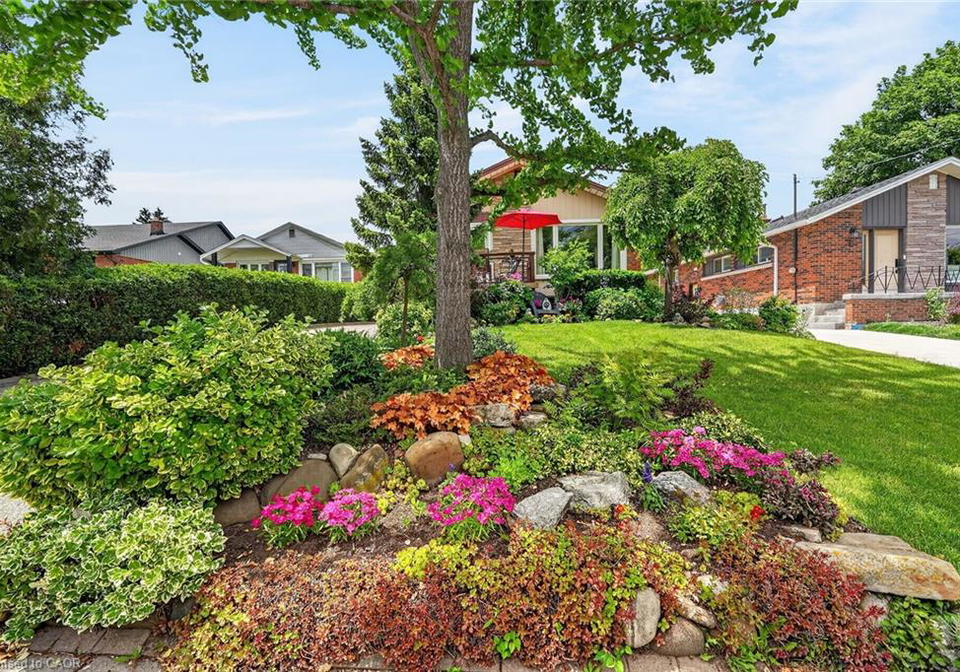 10-helga-court-hamilton-ontario-40839851