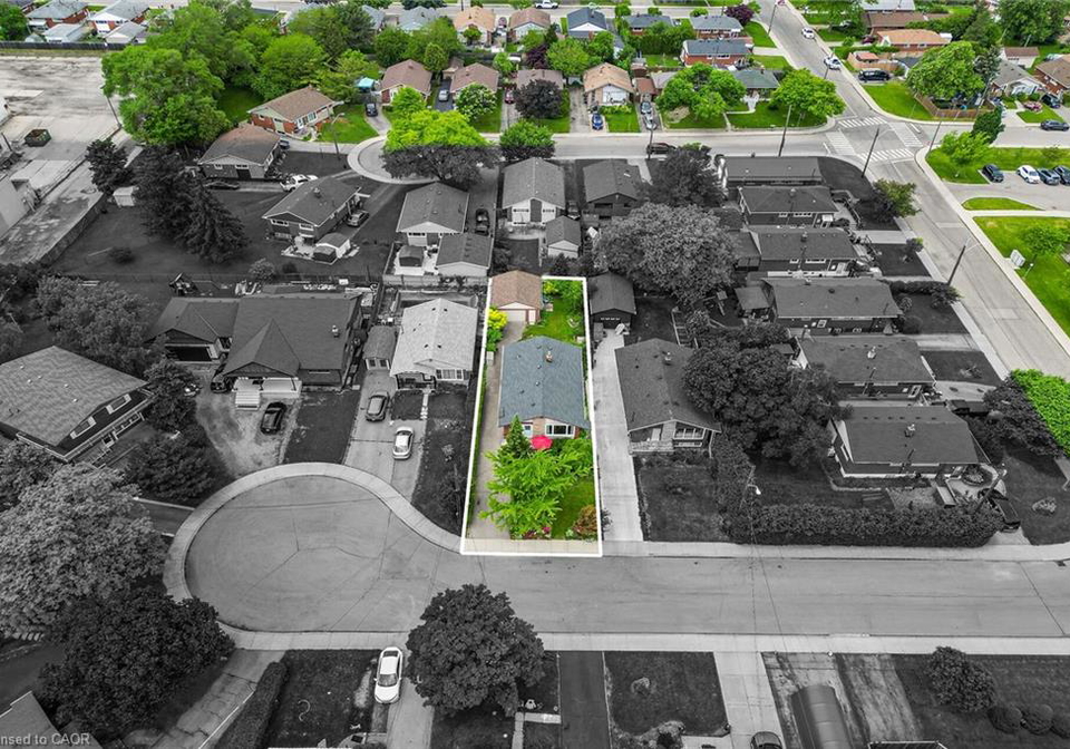 10-helga-court-hamilton-ontario-40839851