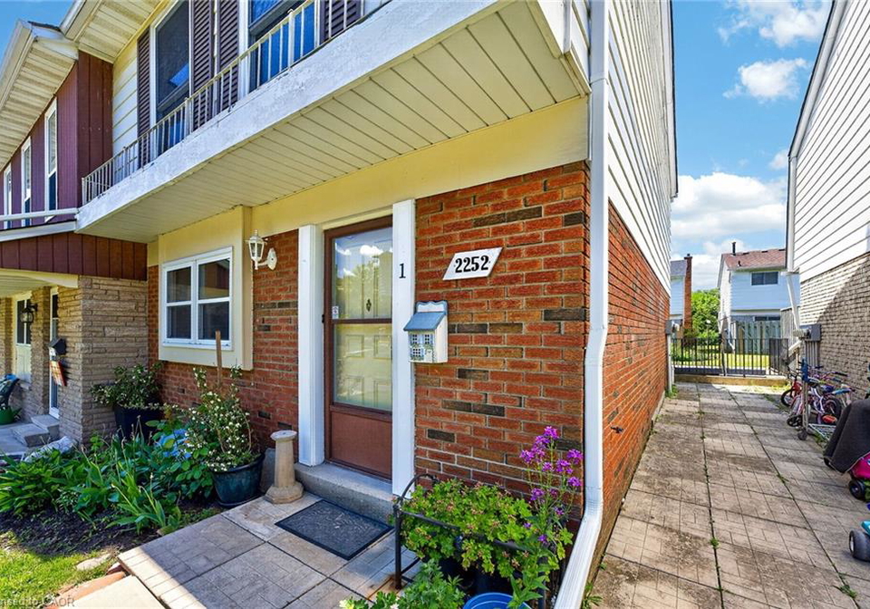 2252-upper-middle-road-burlington-ontario-40840198