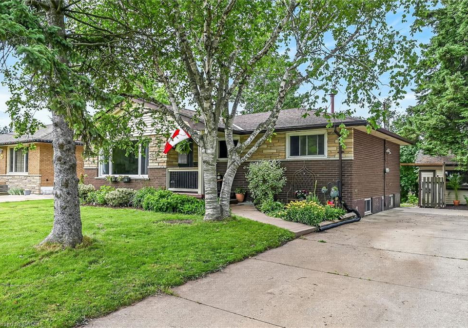 251-mackenzie-crescent-caledonia-ontario-40840255