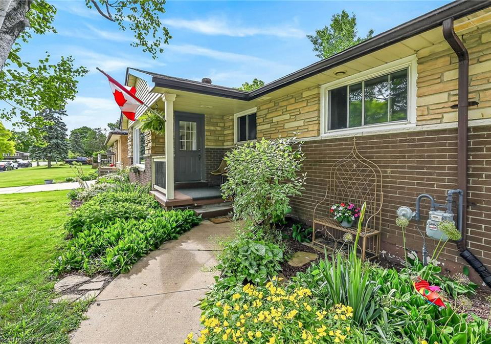 251-mackenzie-crescent-caledonia-ontario-40840255