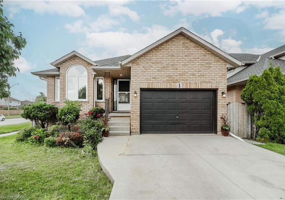 1-resolute-drive-hamilton-ontario-40840387