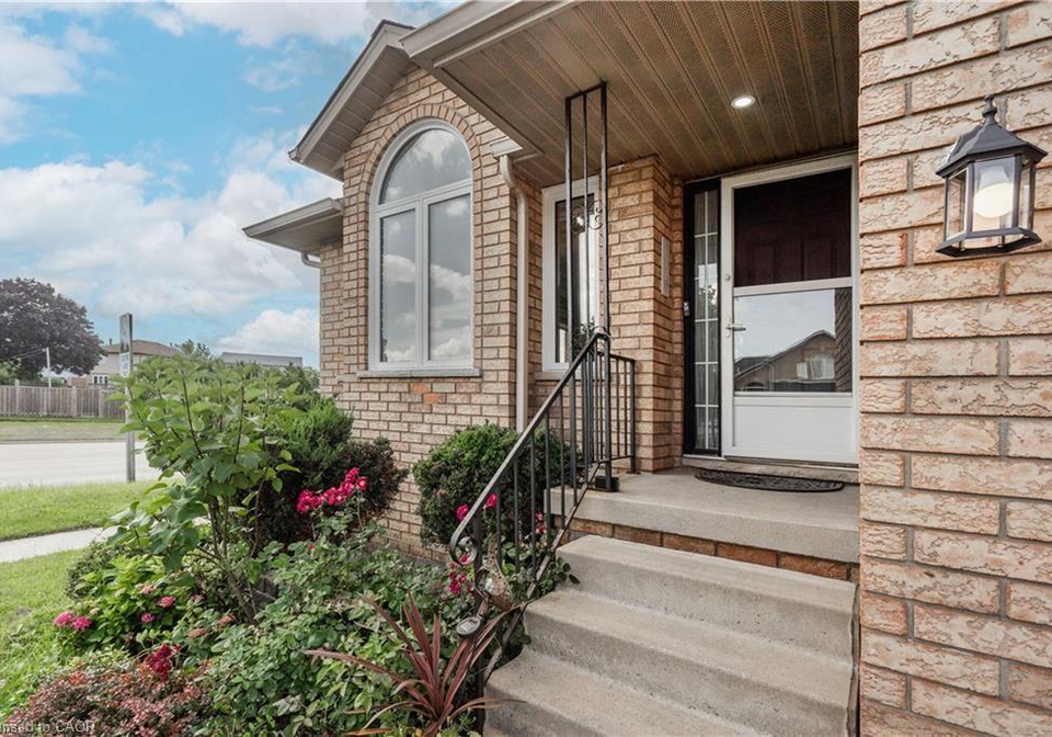 1-resolute-drive-hamilton-ontario-40840387
