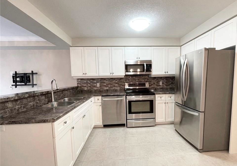 139-coopershawk-street-kitchener-ontario-40840575
