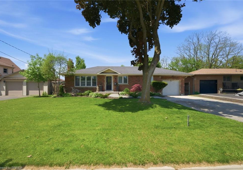 8-queensway-drive-brantford-ontario-40840974