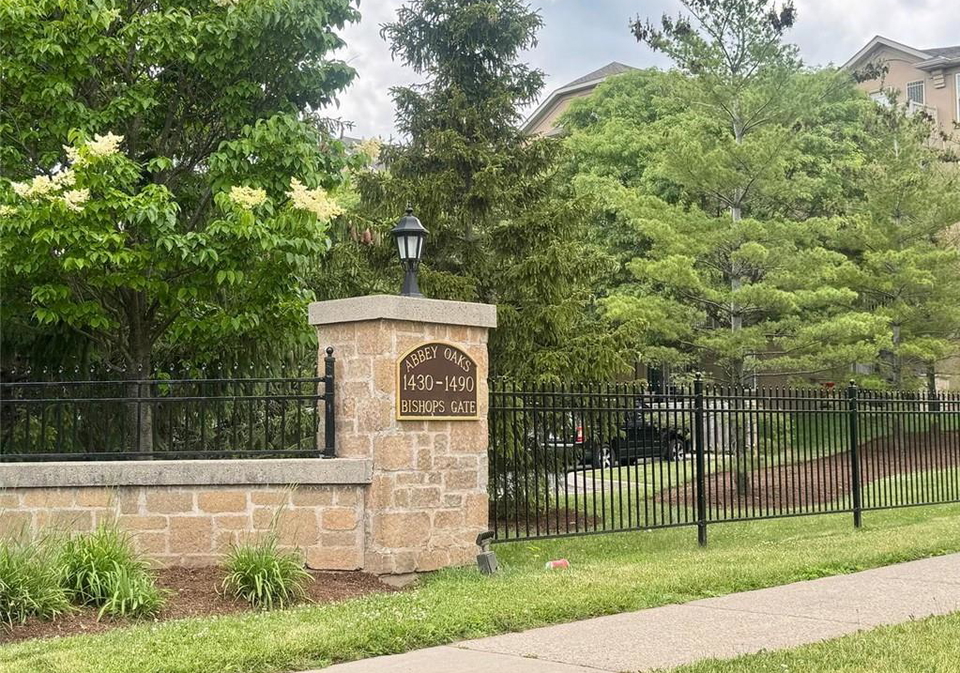 1490-bishops-gate-oakville-ontario-40842201