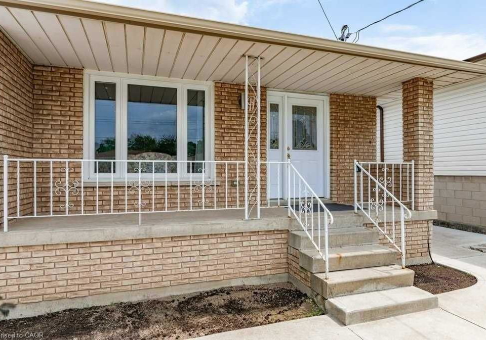 11-aterno-drive-hamilton-ontario-40842269