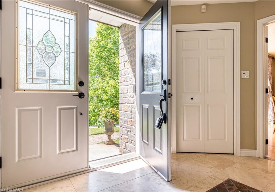 1-kusins-court-dundas-ontario-40842280