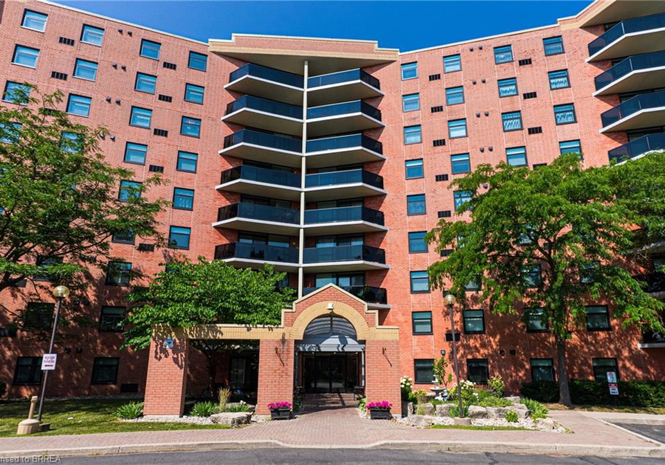 9-bonheur-court-brantford-ontario-40843215