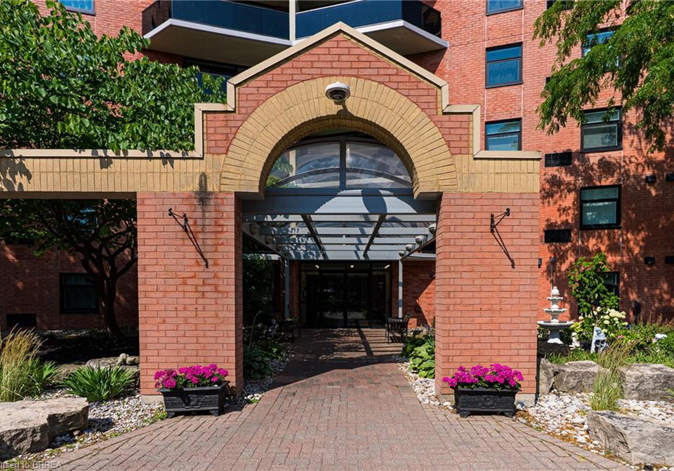 9-bonheur-court-brantford-ontario-40843215