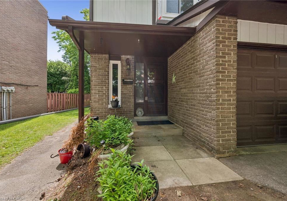 46-cedarwoods-crescent-kitchener-ontario-40843223