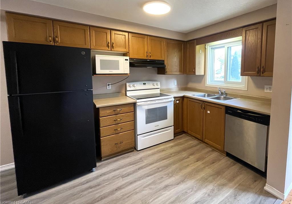 300-activa-avenue-kitchener-ontario-40844050
