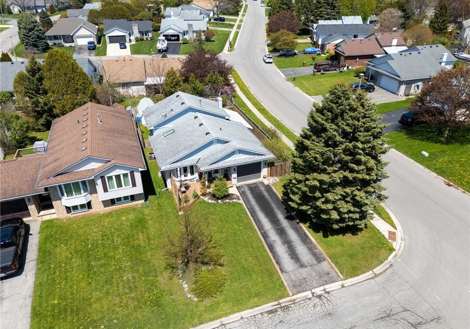 2-hampton-court-port-dover-ontario-40844051