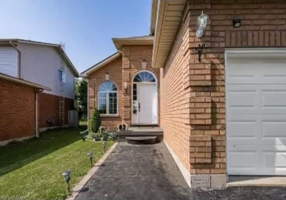 42-thistlemoor-drive-caledonia-ontario-40844578