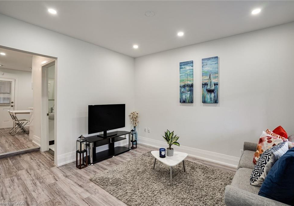 24-vansitmart-avenue-hamilton-ontario-40844957