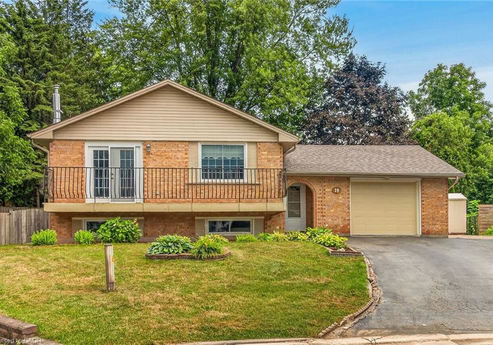 19-burns-place-caledonia-ontario-40847042