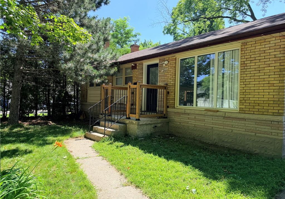 201-lourdes-street-waterloo-ontario-40847499