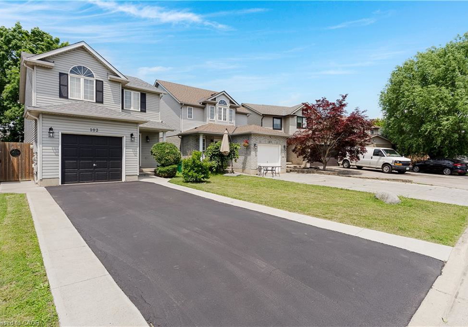 102-chateau-crescent-cambridge-ontario-40848998