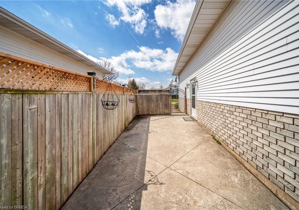 1-osijek-crescent-brantford-ontario-40849861
