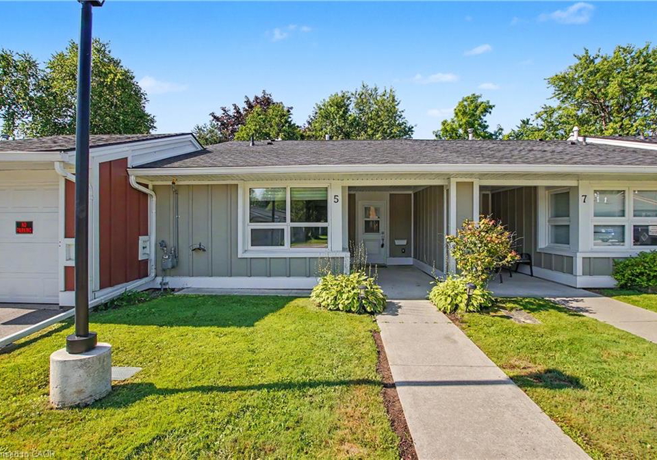 5-szollosy-circle-hamilton-ontario-40850074