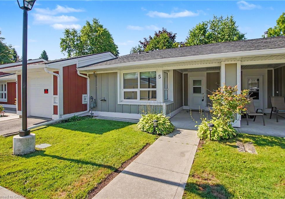 5-szollosy-circle-hamilton-ontario-40850074