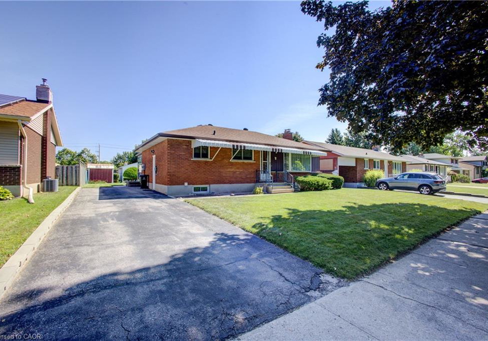 52-queenston-crescent-kitchener-ontario-40851087