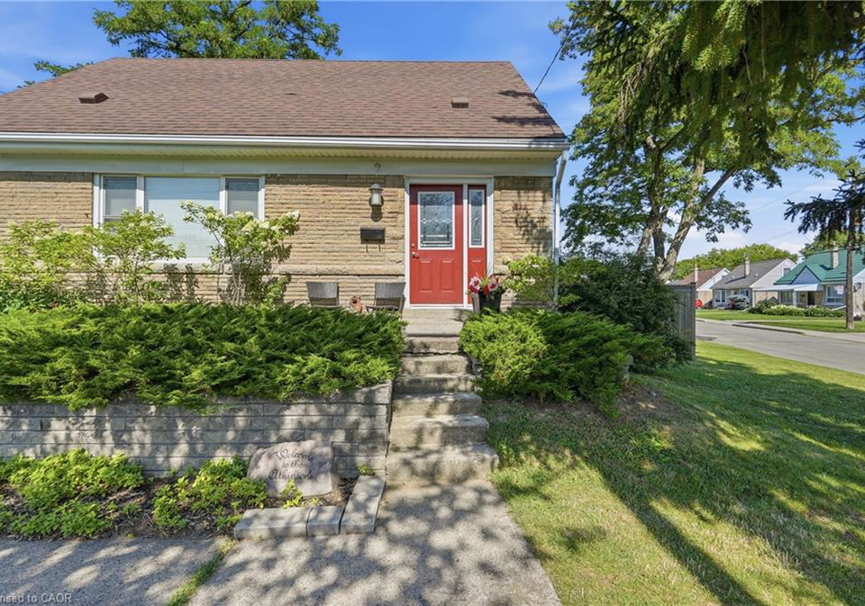 2-aintree-court-hamilton-ontario-40851718