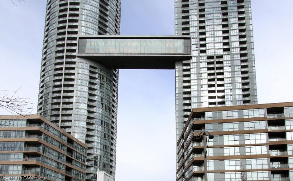 15-iceboat-terrace-toronto-ontario-40852140