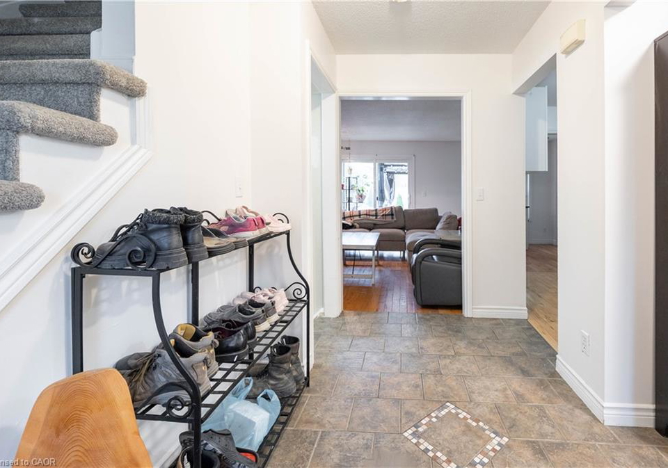 10-evergreen-court-brantford-ontario-40853232