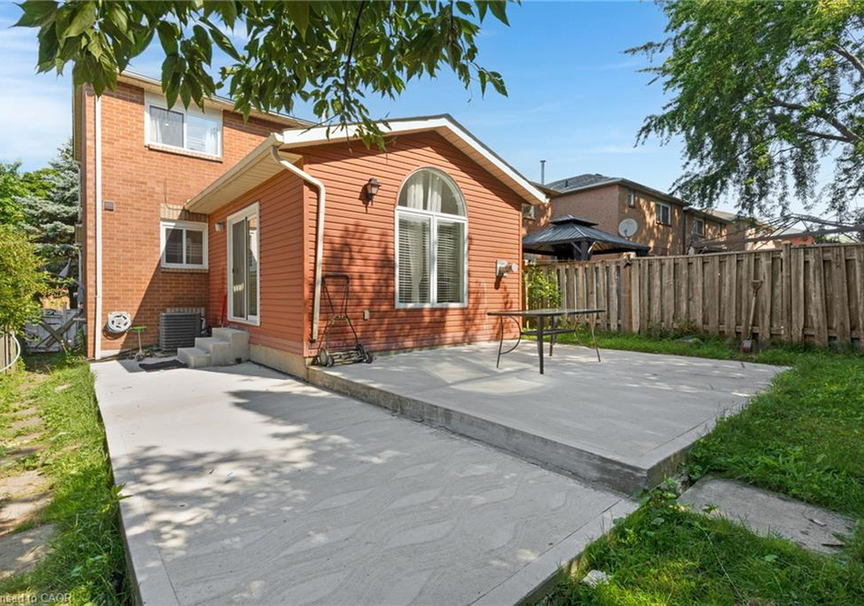 100-anglerock-drive-cambridge-ontario-40853670