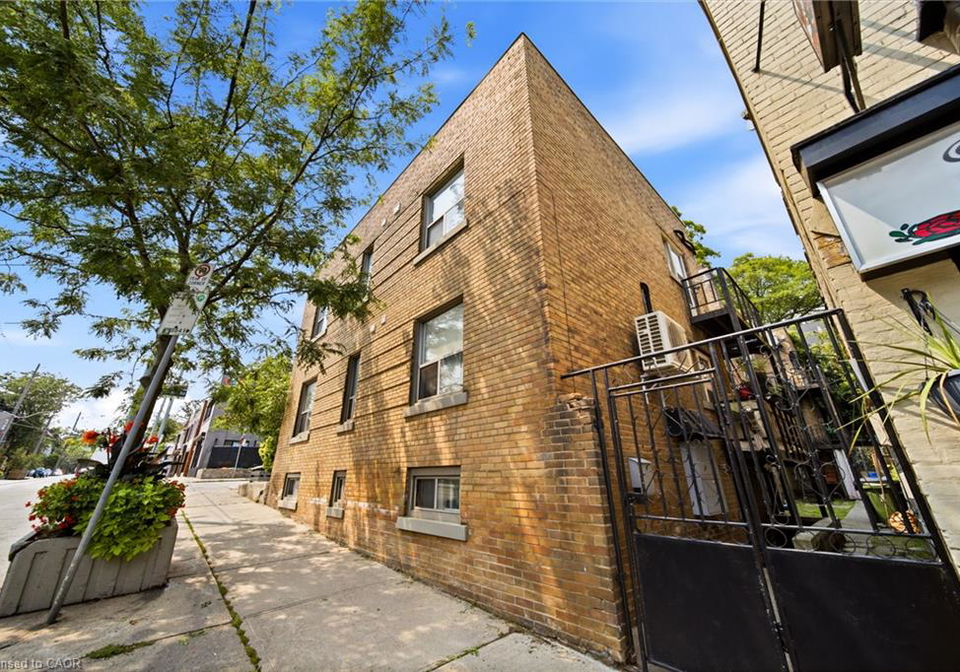 1-kingswood-road-toronto-ontario-40853740