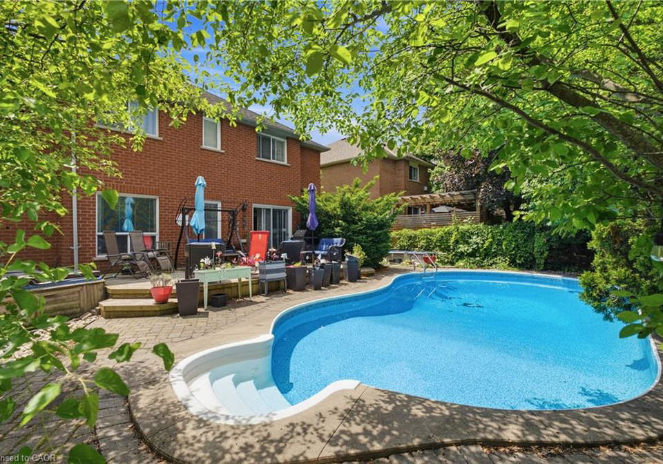 131-huntingwood-avenue-hamilton-ontario-40853793