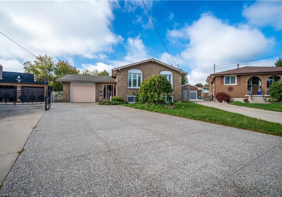 18-villa-court-hamilton-ontario-40854614
