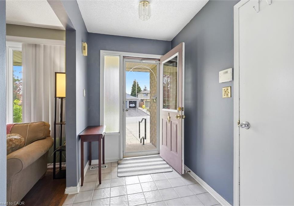 18-anne-court-grimsby-ontario-40854795