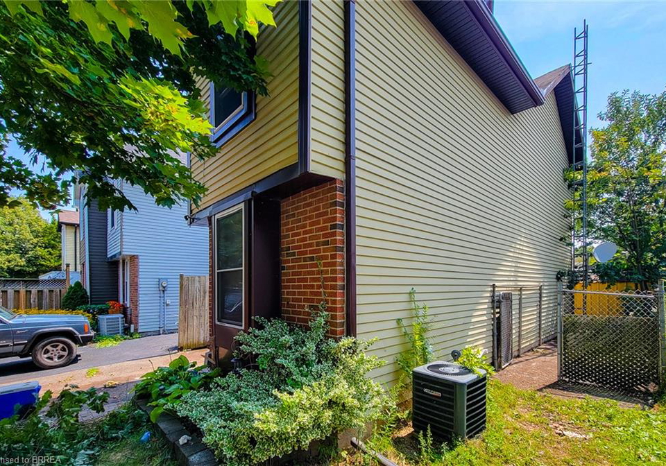 42-enfield-crescent-brantford-ontario-40854959