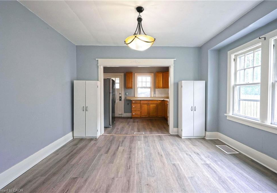 26-avenue-place-adelaide-metcalfe-ontario-40855351