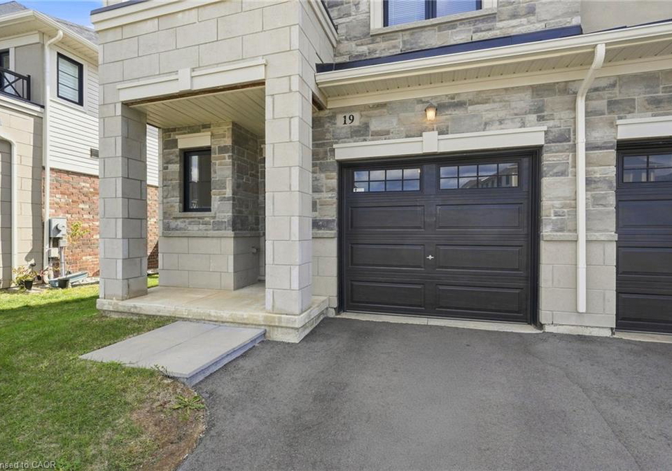 19-mia-drive-hamilton-ontario-40856686