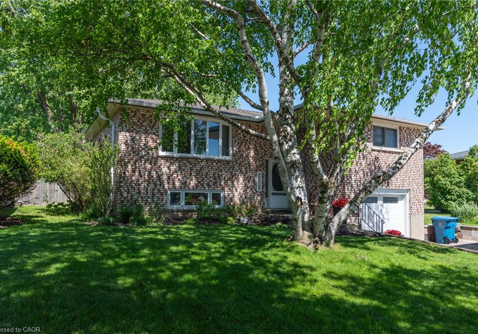 18-mayberry-place-stratford-ontario-40857481
