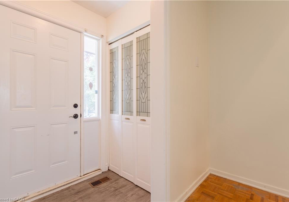 112-shadeland-crescent-kitchener-ontario-40857985