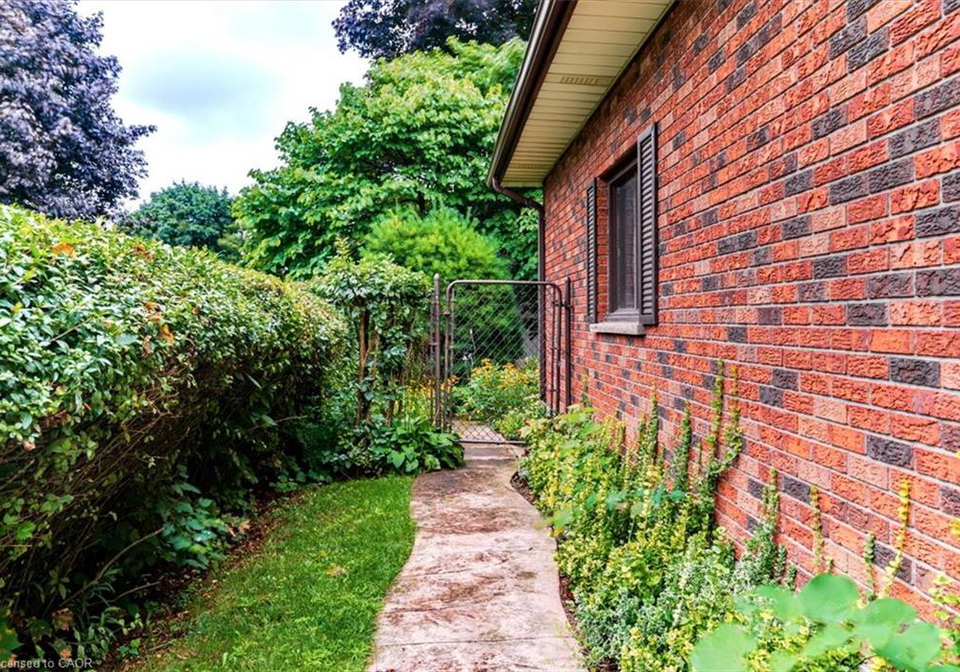 99-berkley-crescent-simcoe-ontario-40858209
