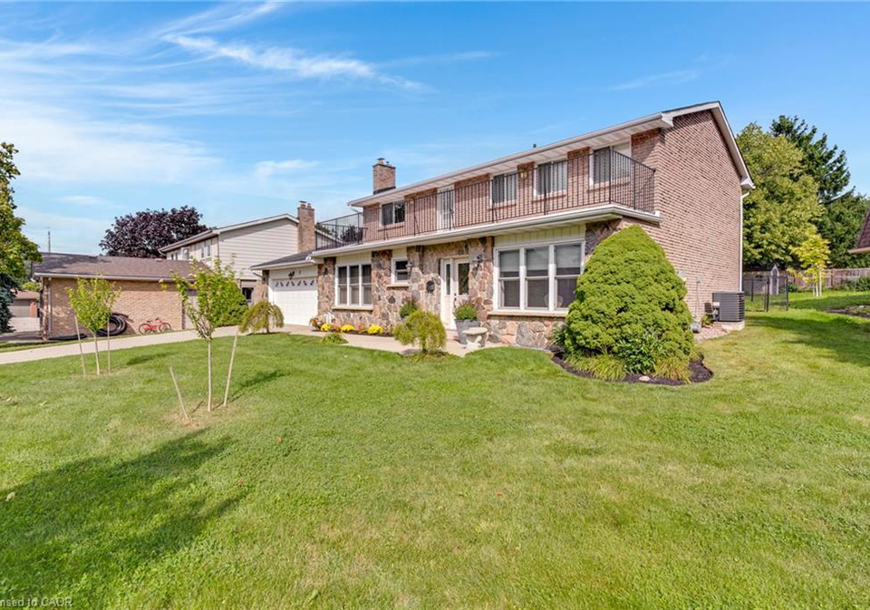 8-blue-spruce-court-kitchener-ontario-40858907