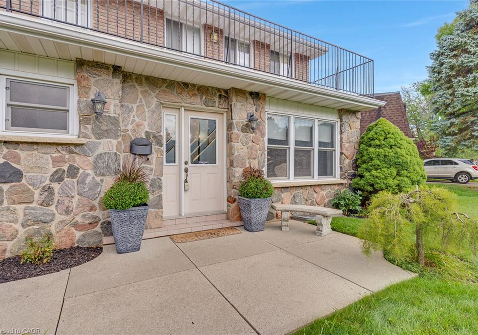 8-blue-spruce-court-kitchener-ontario-40858907