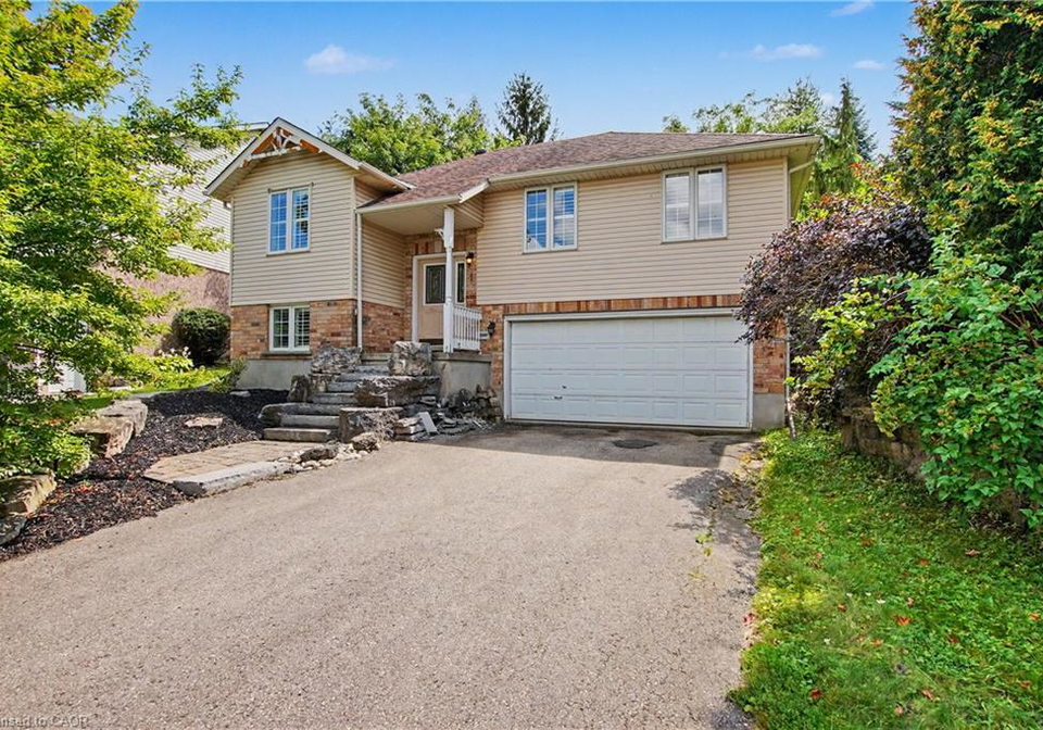 1-cutting-drive-elora-ontario-40858961