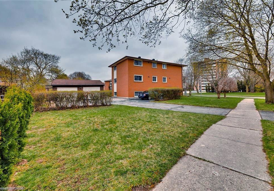 92-confederation-drive-kitchener-ontario-40859570